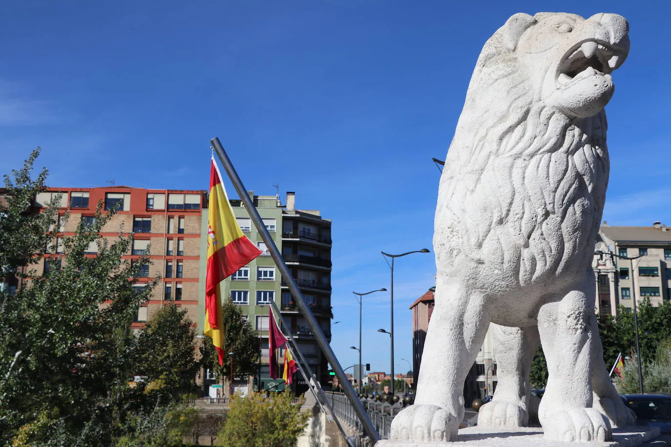 Fotos: Las banderas ondean en el Puente de los Leones 