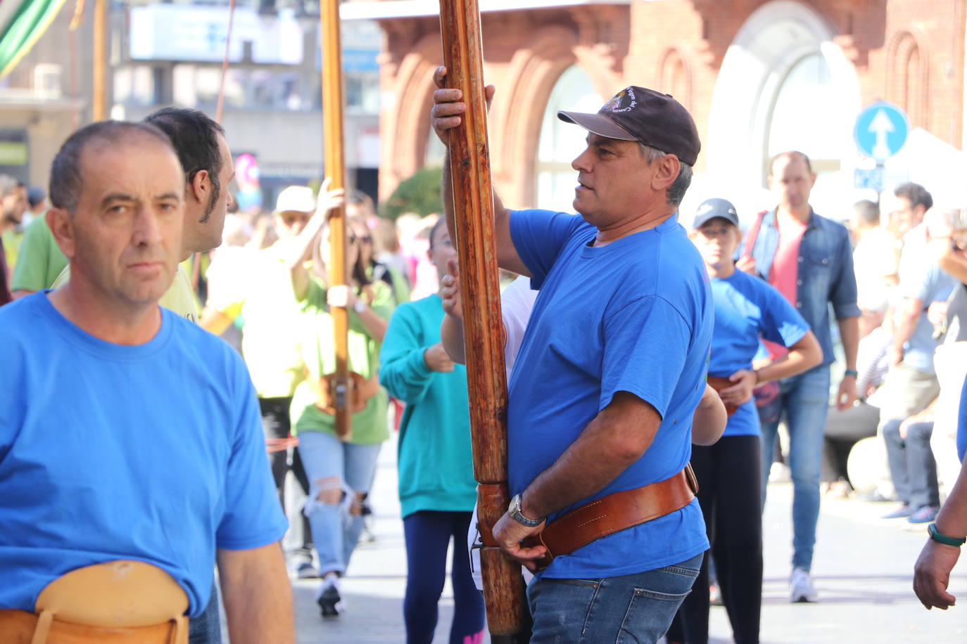 Desfile de pendones y pendonetas.