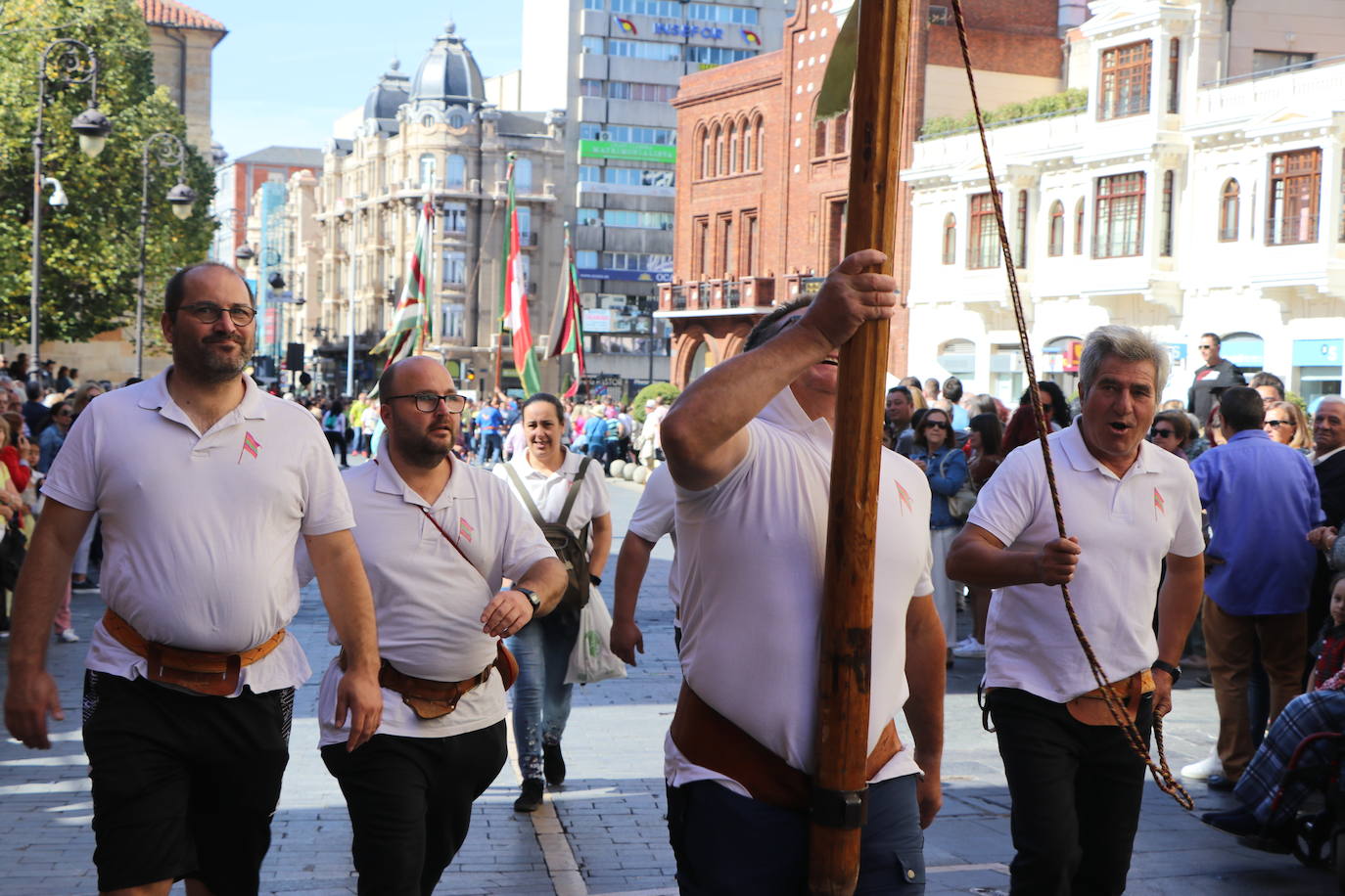 Desfile de pendones y pendonetas.