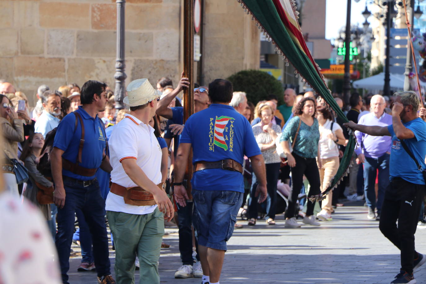 Desfile de pendones y pendonetas.