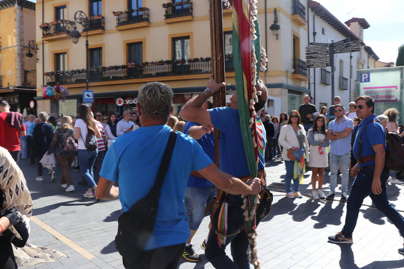 Desfile de pendones y pendonetas.