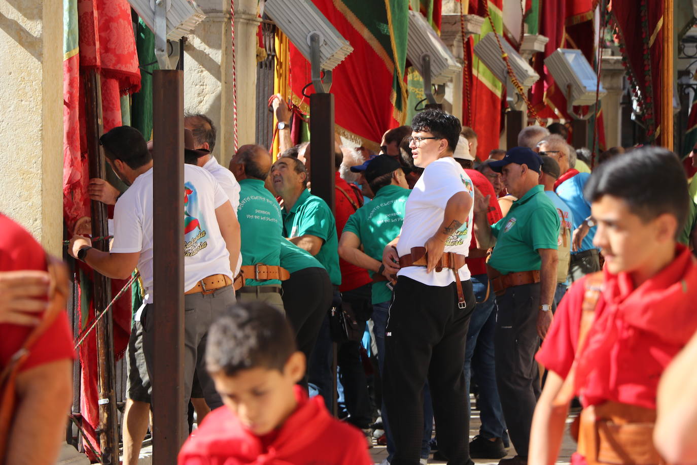 Desfile de pendones y pendonetas.