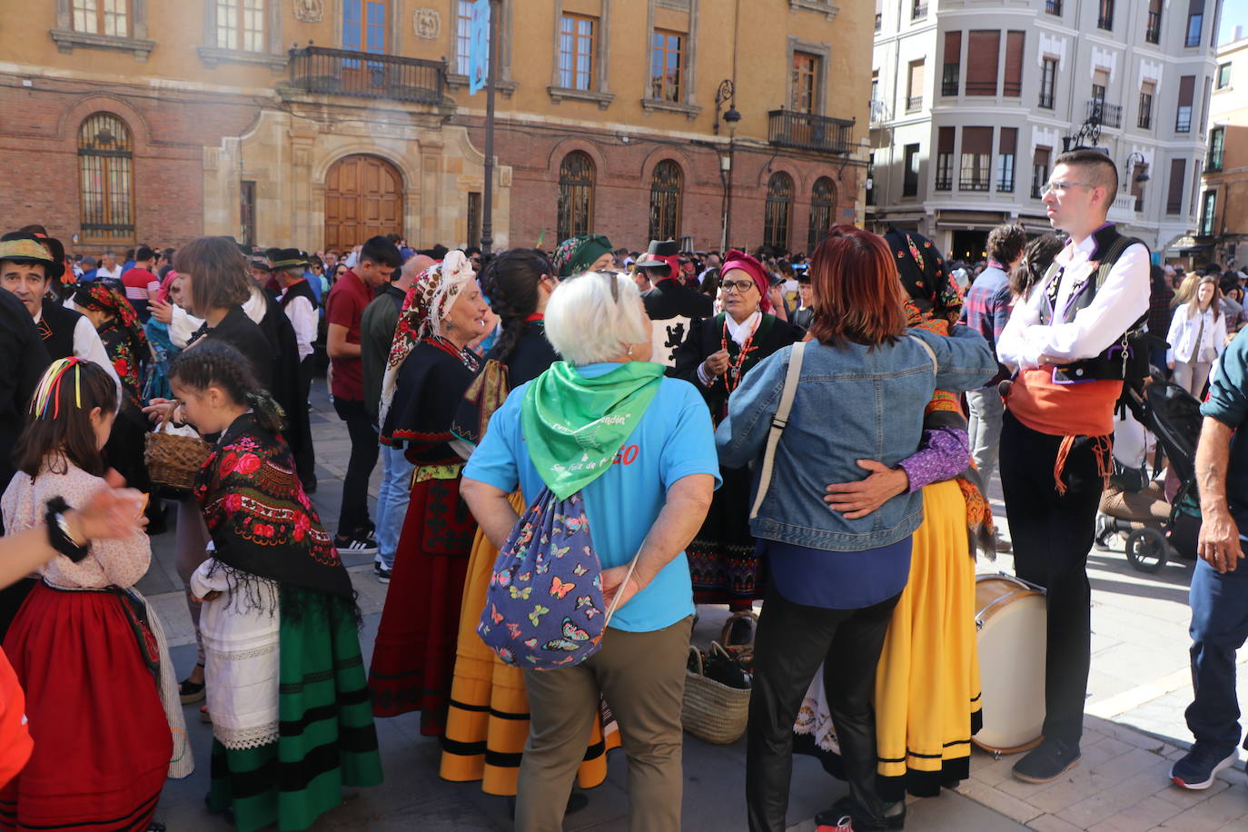 Desfile de pendones y pendonetas.