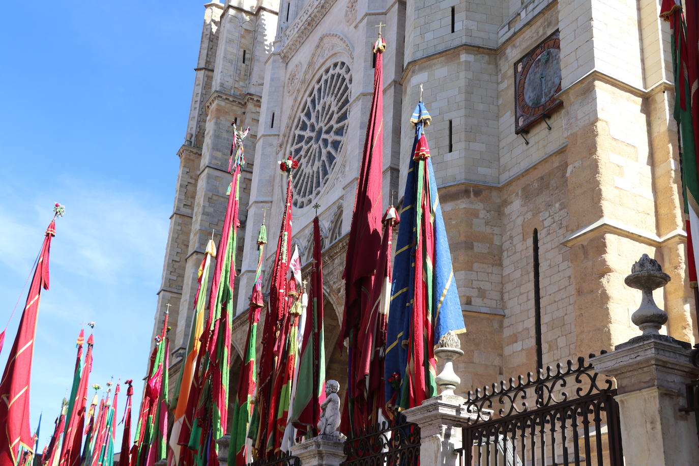 Desfile de pendones y pendonetas.