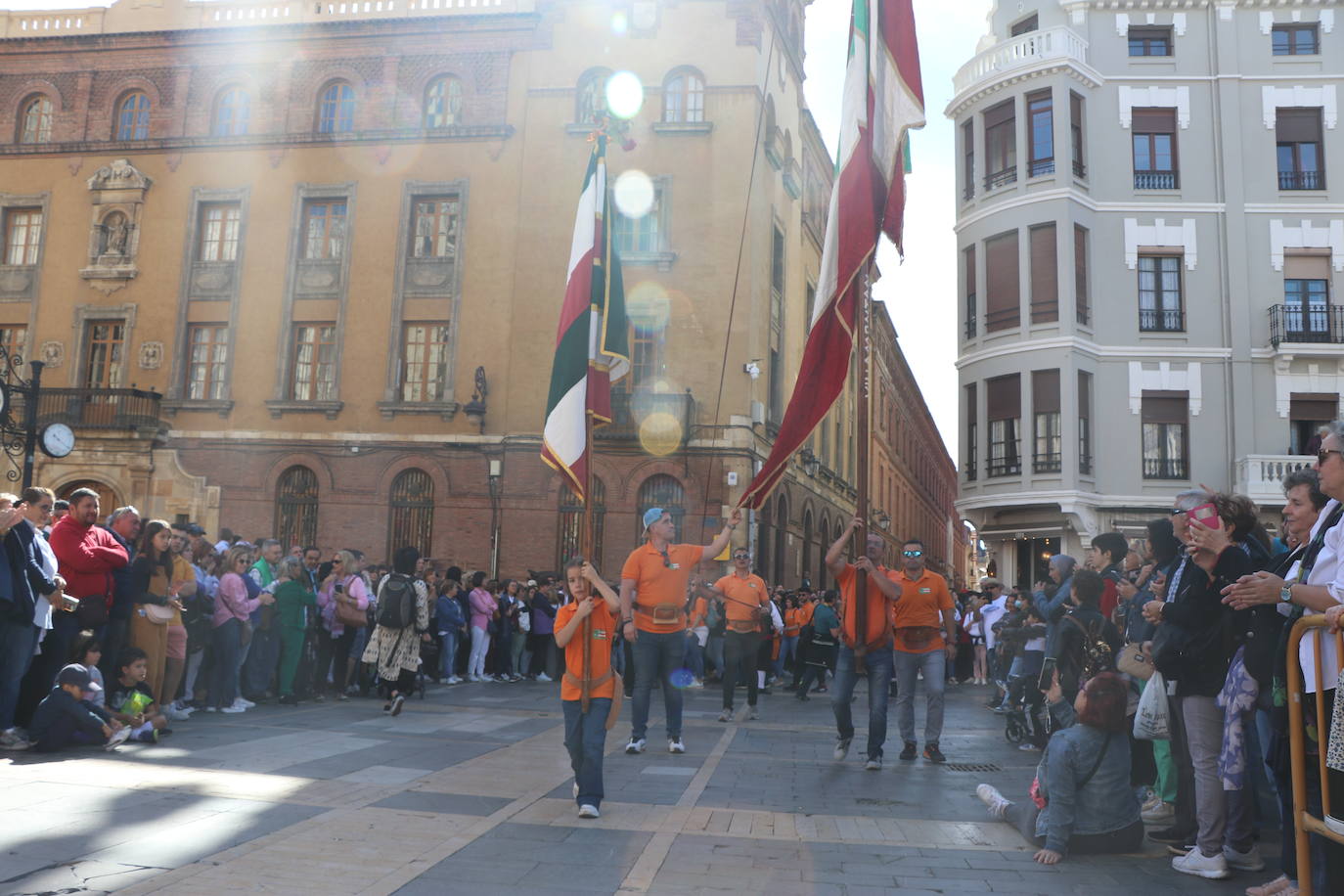 Desfile de pendones y pendonetas.