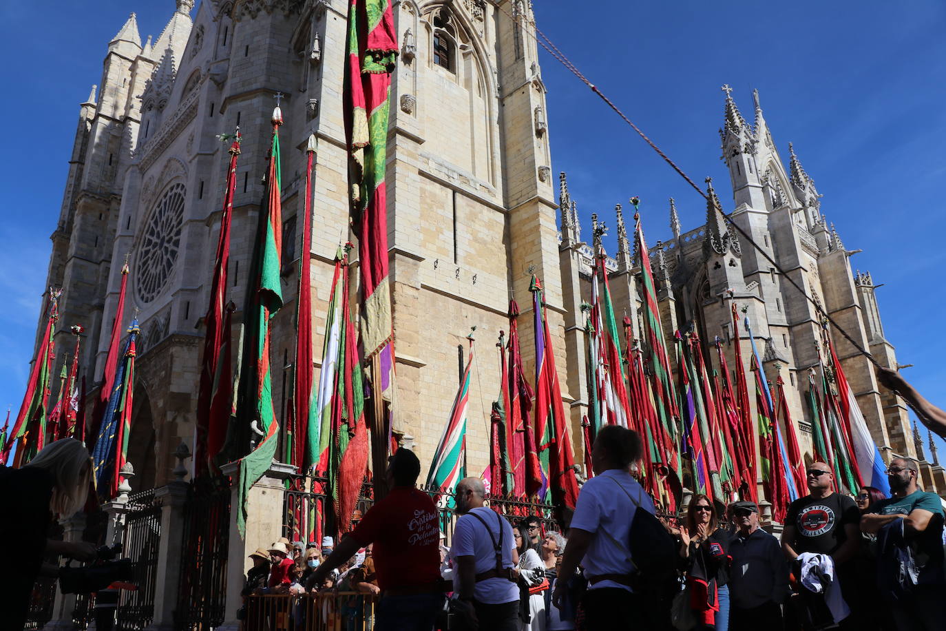 Desfile de pendones y pendonetas.