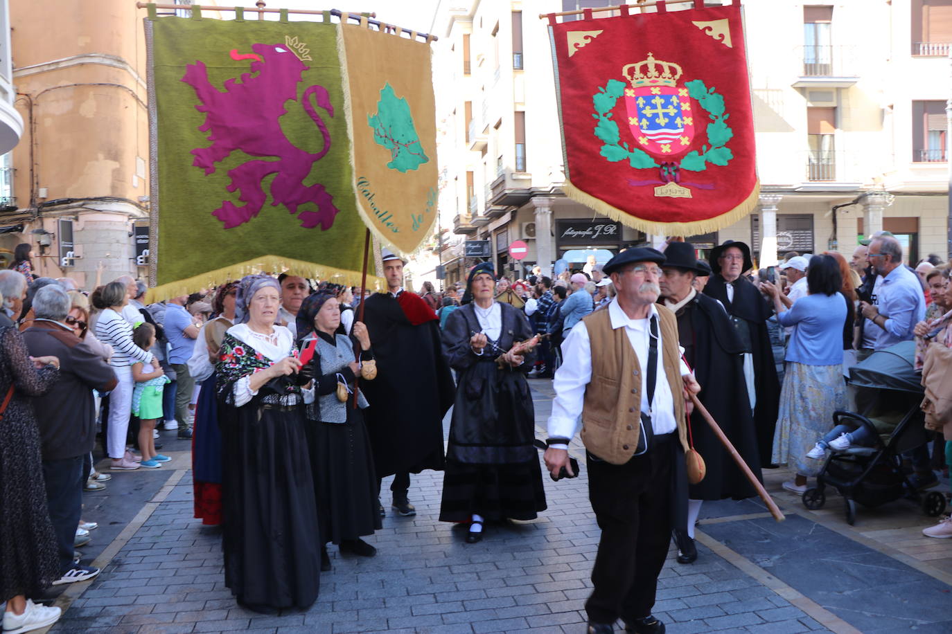 Desfile de pendones y pendonetas.