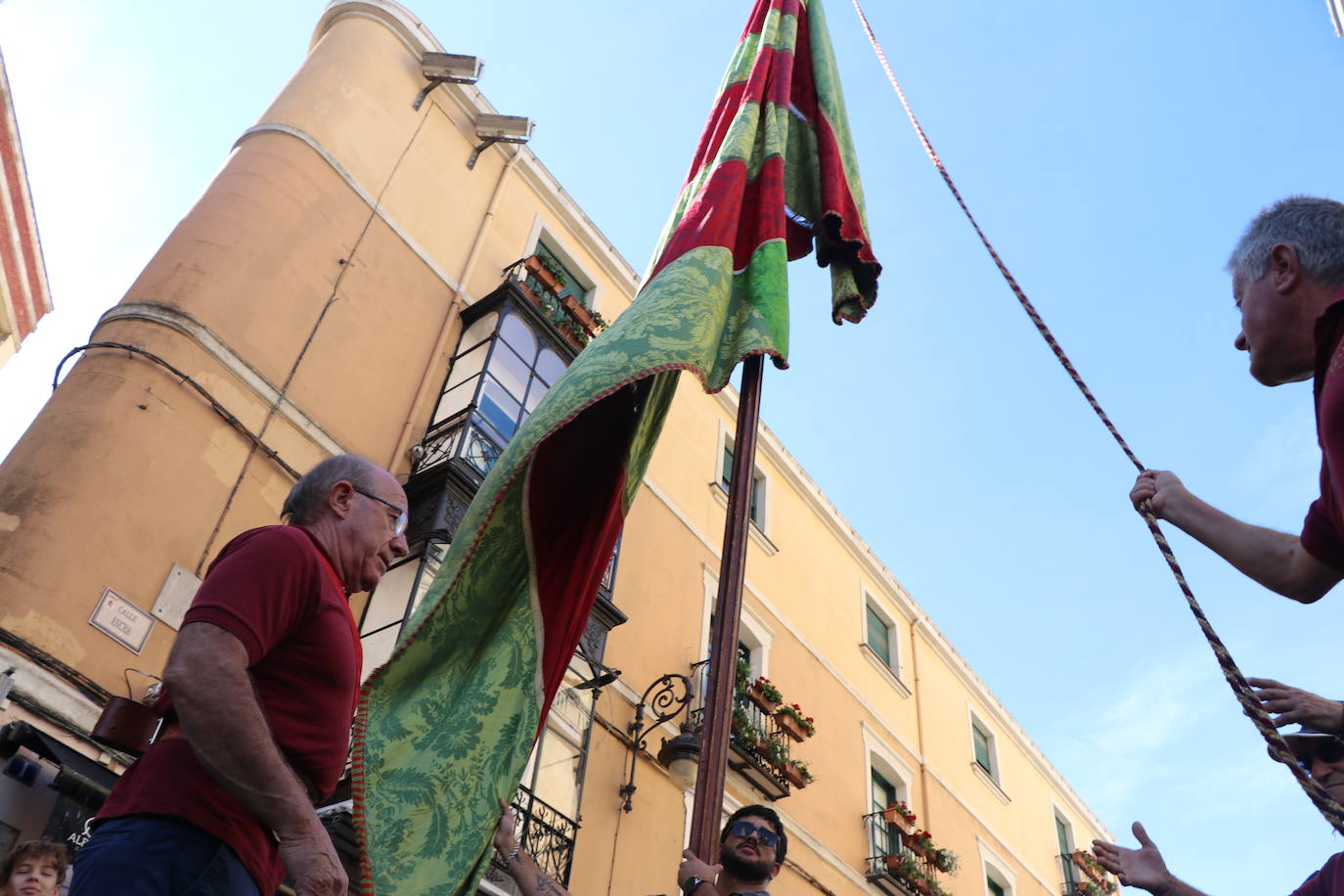 Desfile de pendones y pendonetas.