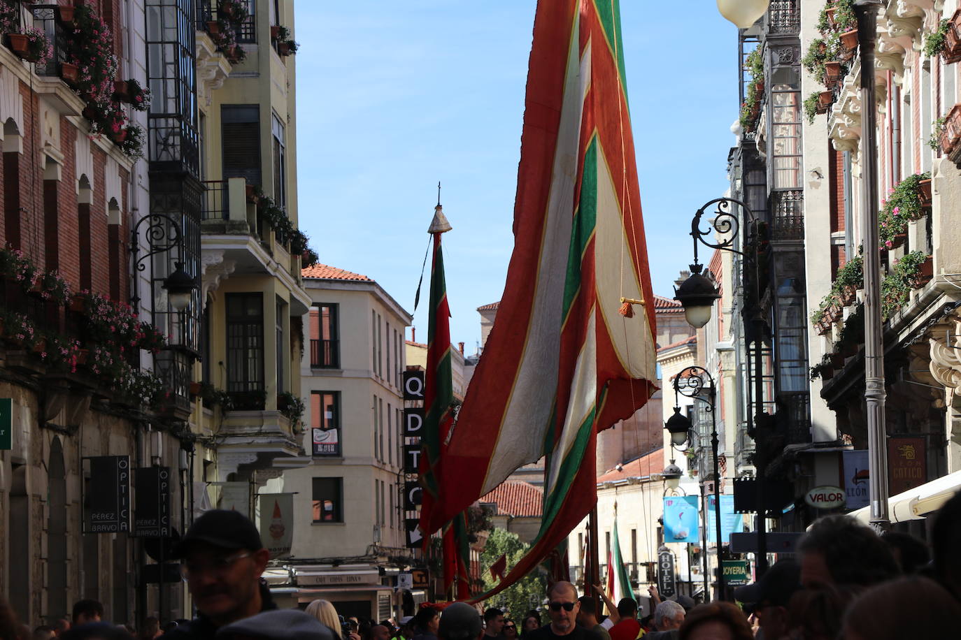 Desfile de pendones y pendonetas.