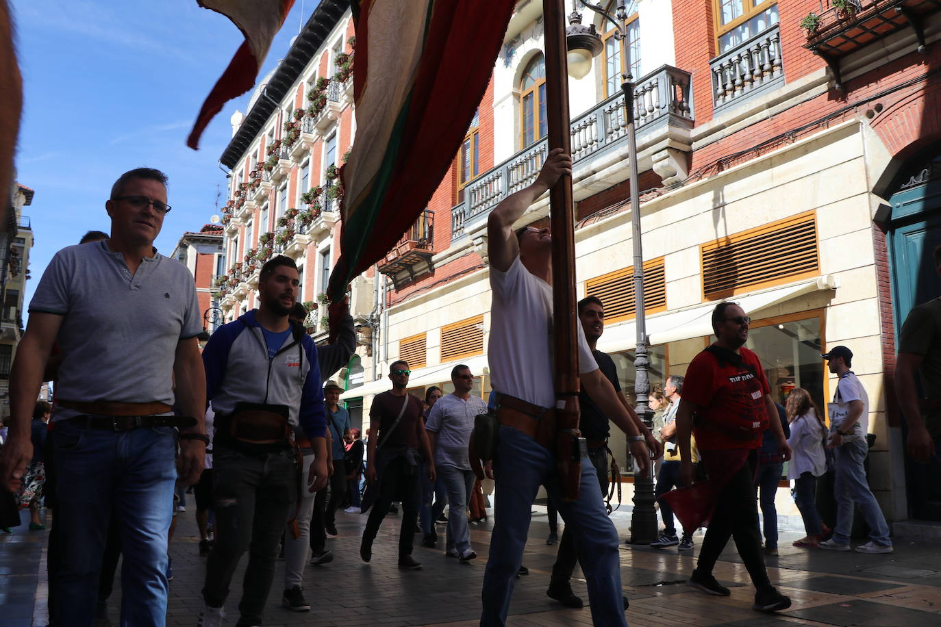 Desfile de pendones y pendonetas.