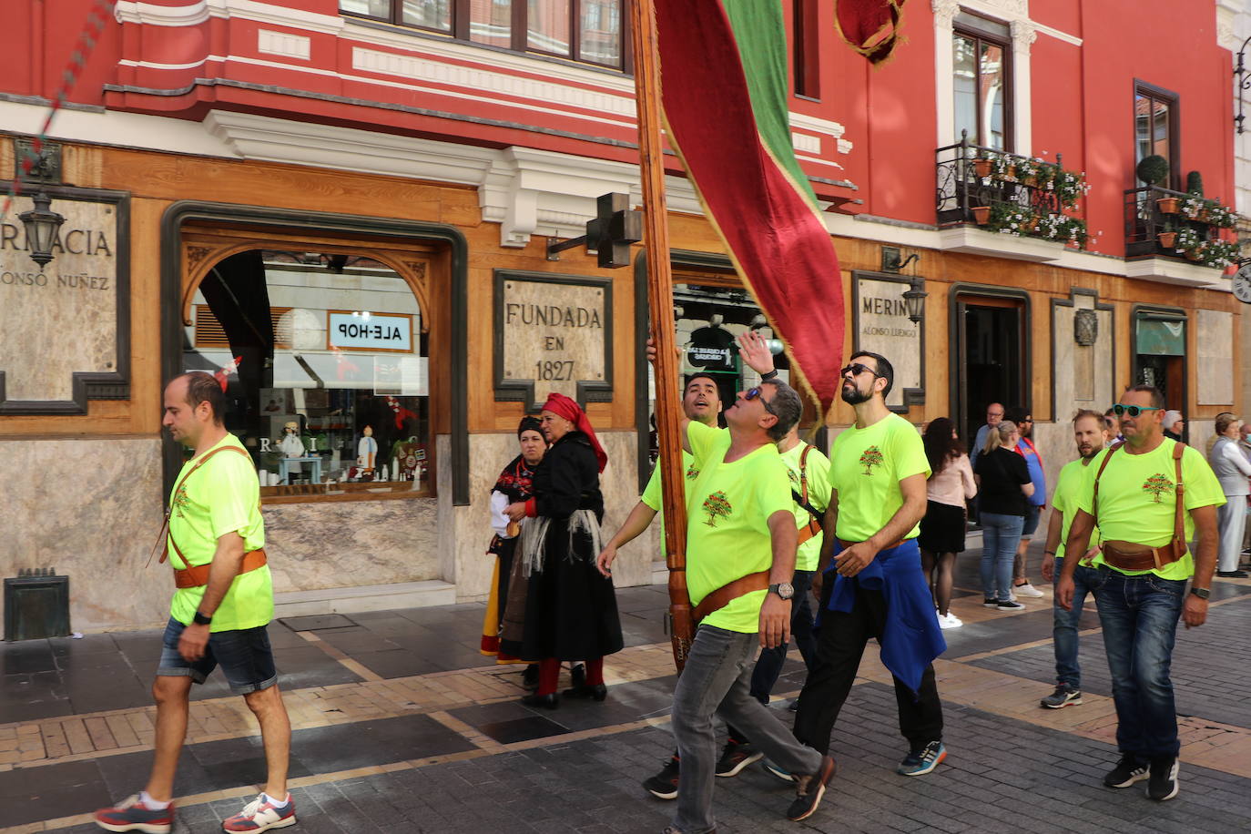 Desfile de pendones y pendonetas.