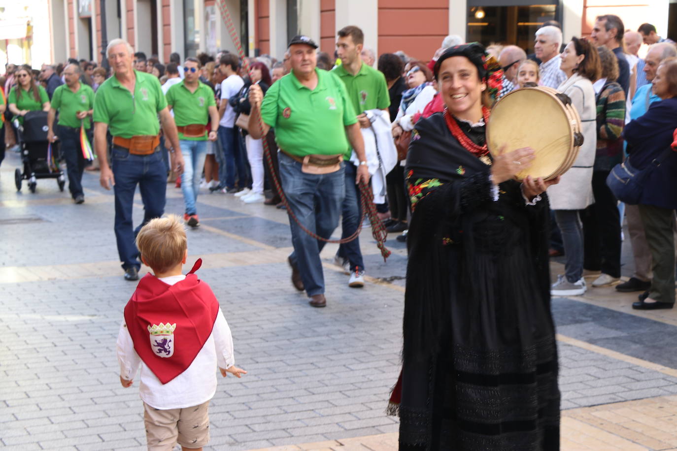 Desfile de pendones y pendonetas.