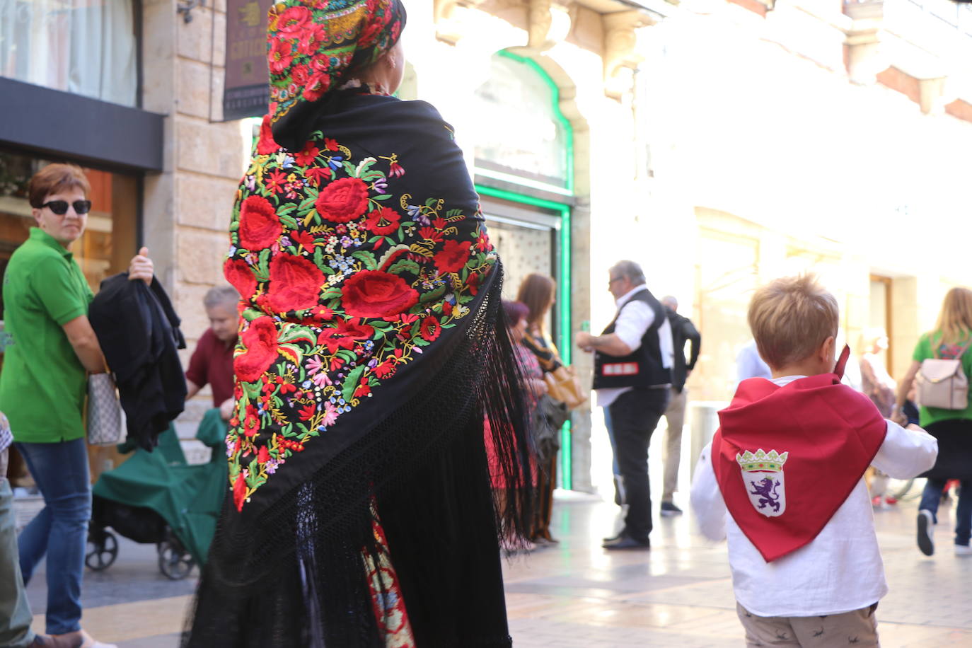 Desfile de pendones y pendonetas.