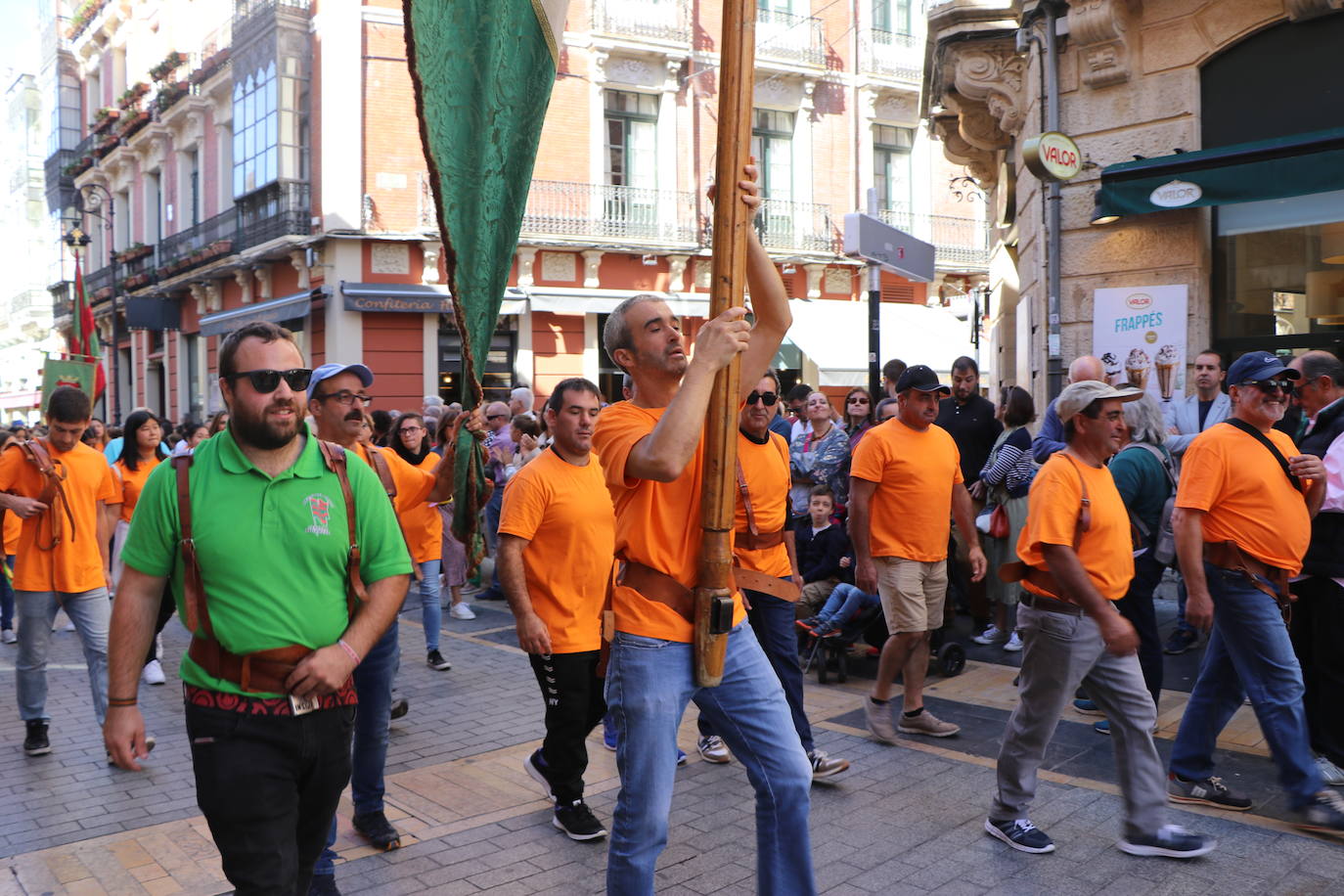 Desfile de pendones y pendonetas.