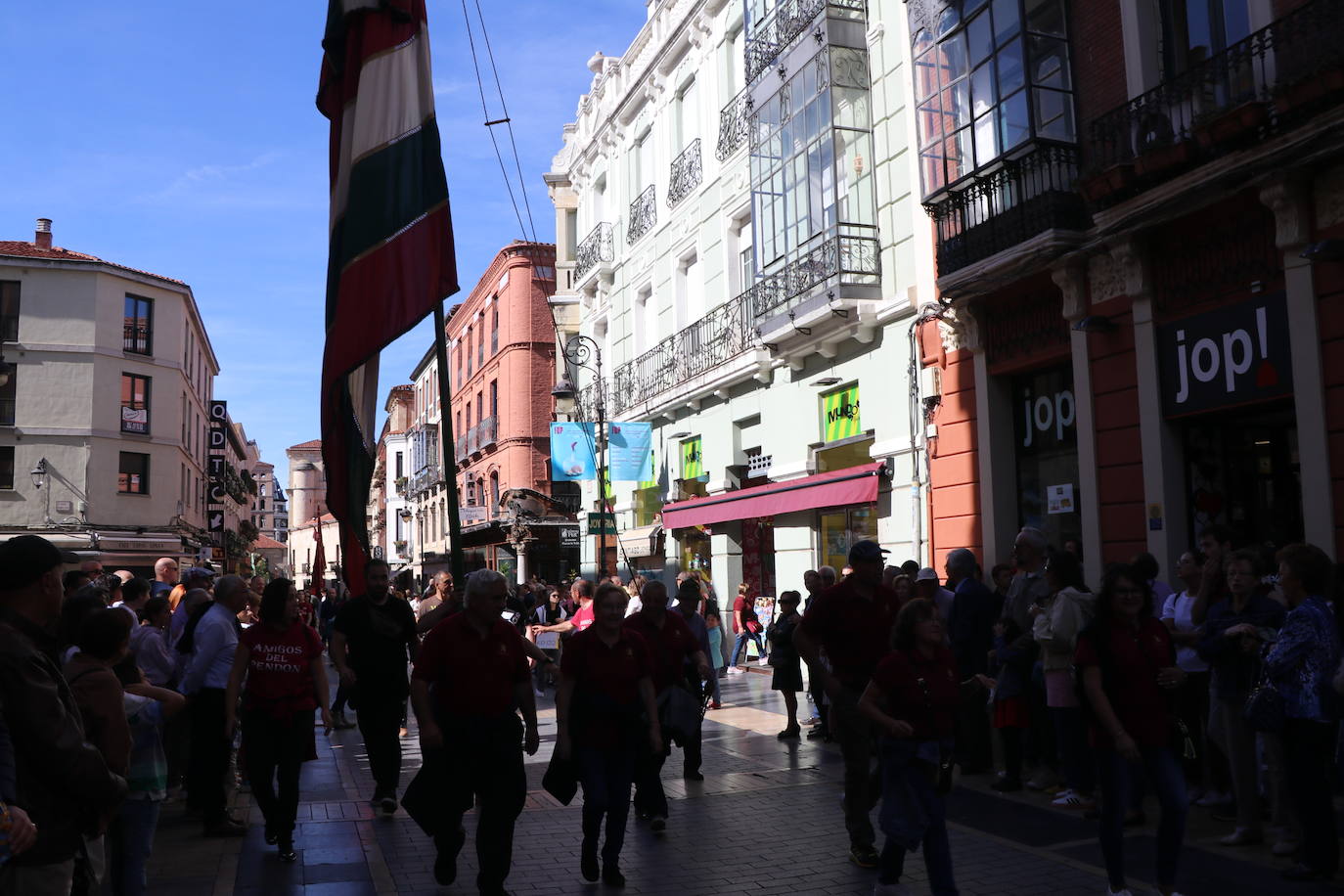 Desfile de pendones y pendonetas.