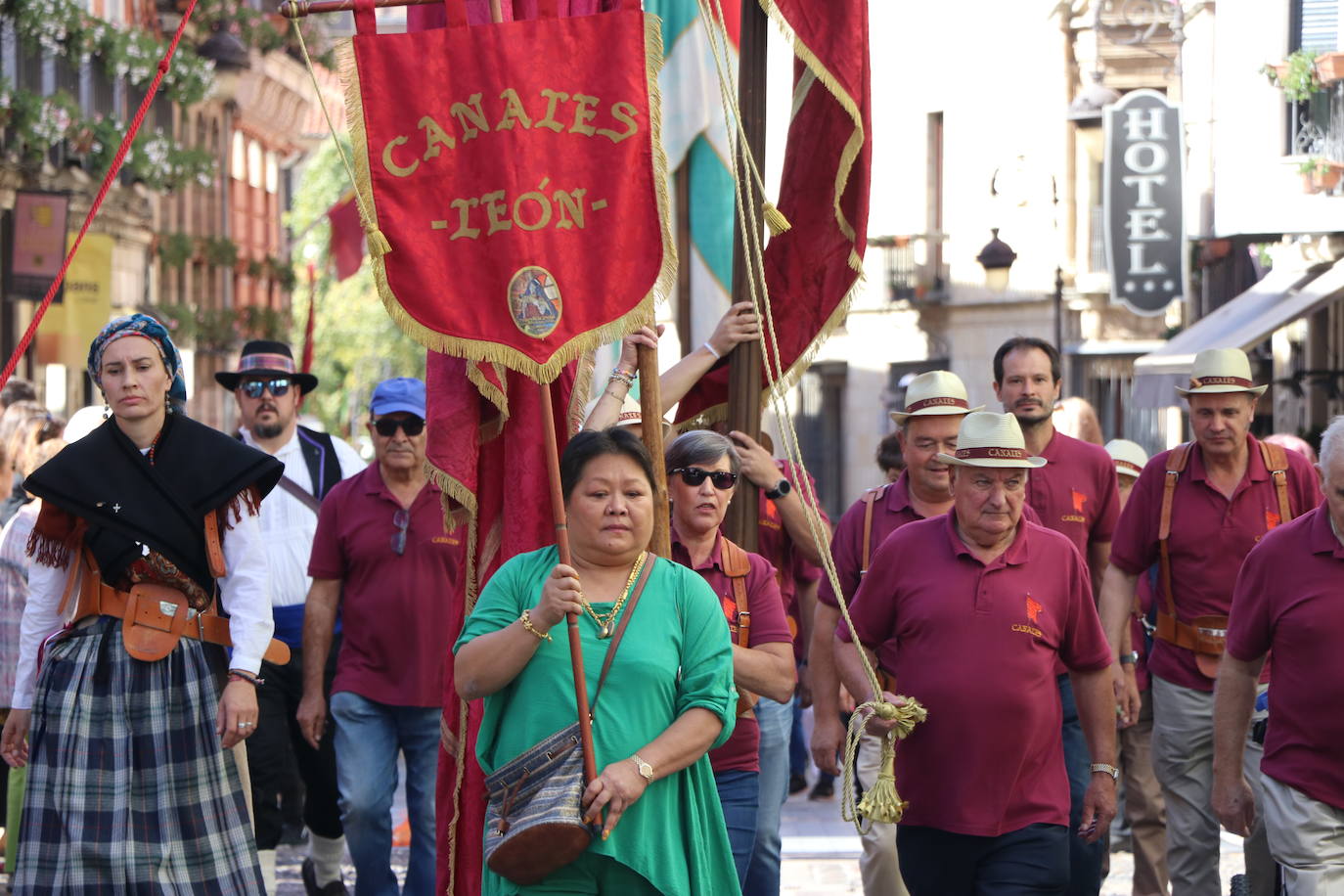 Desfile de pendones y pendonetas.