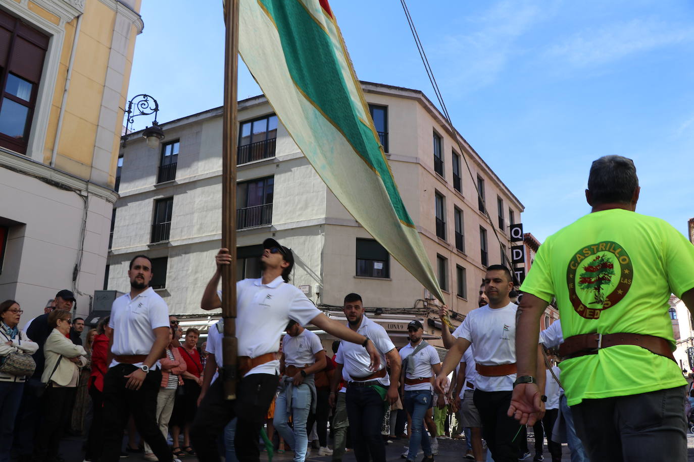 Desfile de pendones y pendonetas.