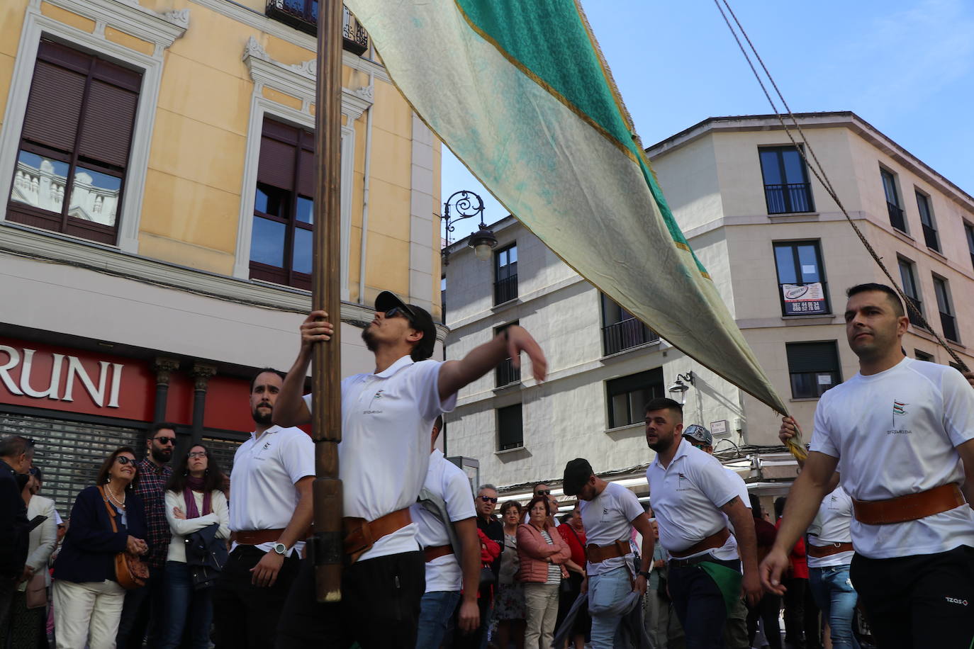 Desfile de pendones y pendonetas.