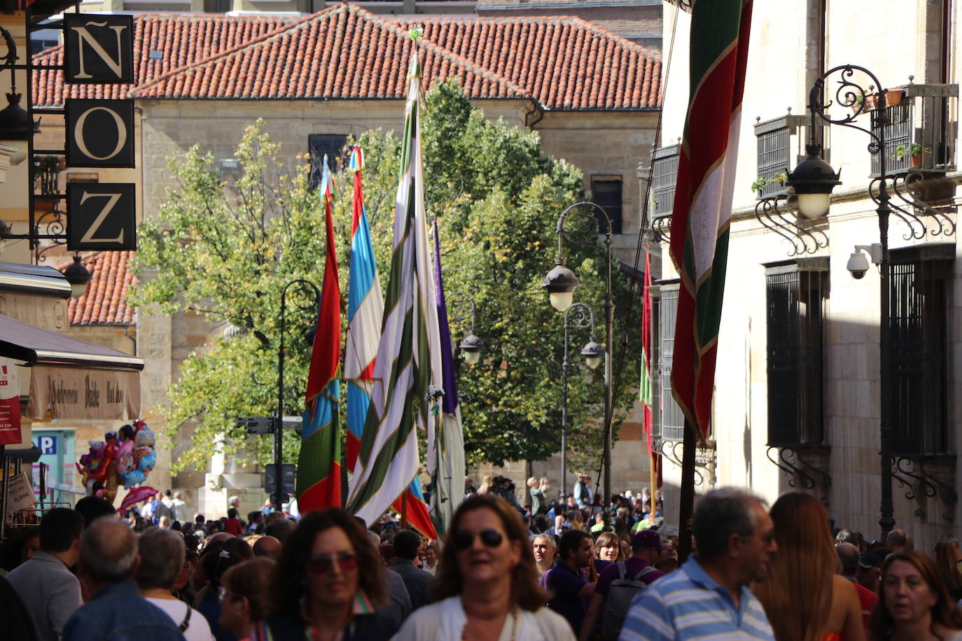 Desfile de pendones y pendonetas.