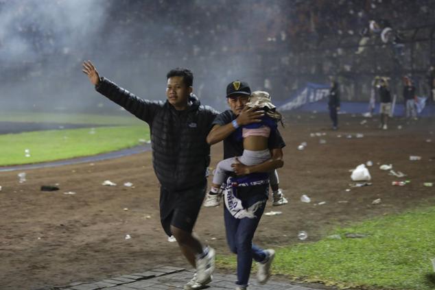 Fotos: Las imágenes de la tragedia en el fútbol de Indonesia