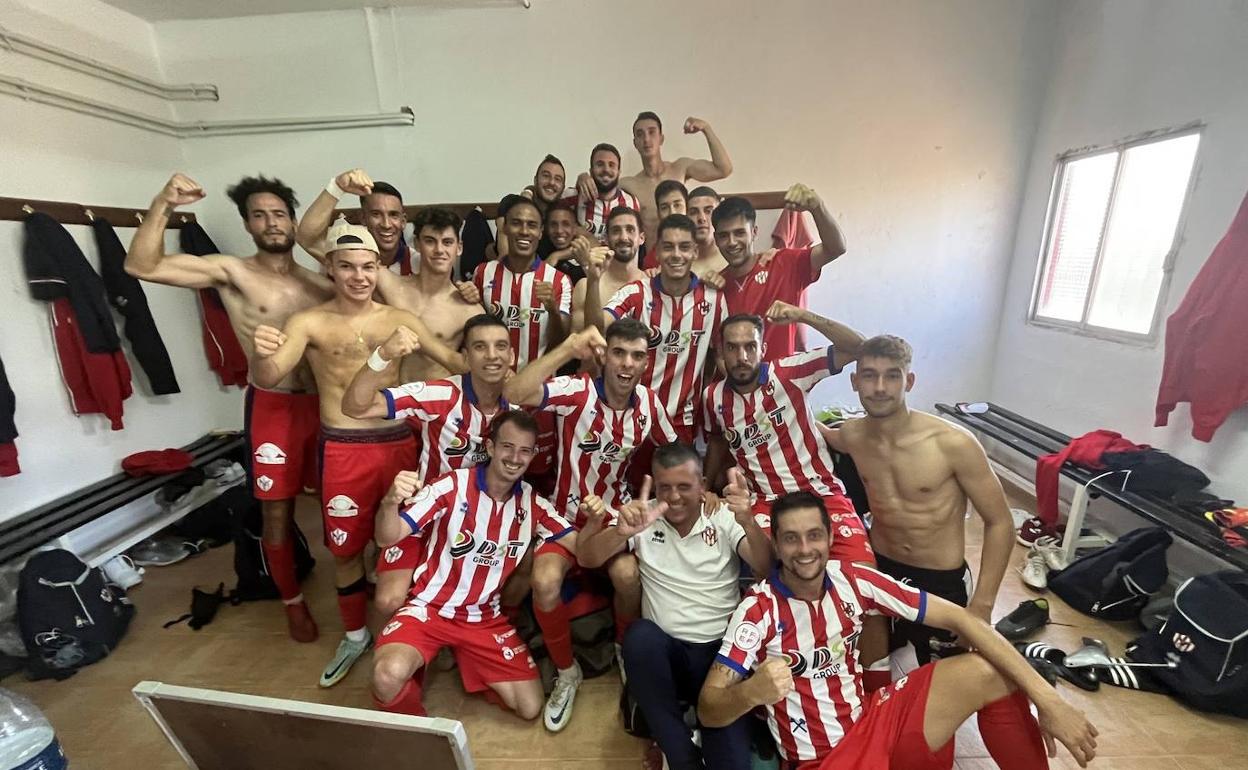 La plantilla del Atlético Bmebibre celebra la victoria ante el Becerril.