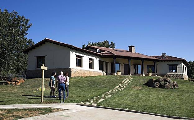 Un grupo de personas disfruta de una casa rural ubicada en la provincia de Salamanca. 