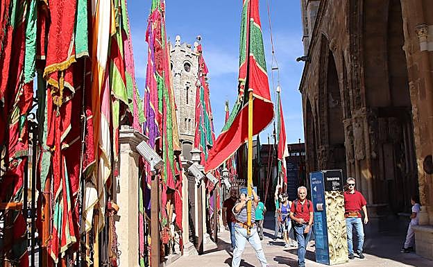 Galería. Una mujer sostiene un pendón en el atrio de la catedral.