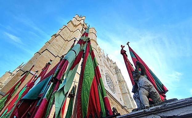 Galería. Los pendones postrados ante la Catedral.