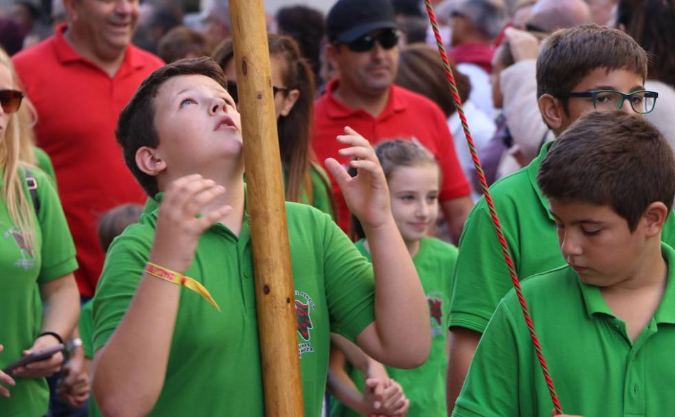 Los pendones se elevaron hacia el cielo durante la mañana de este domingo en León.
