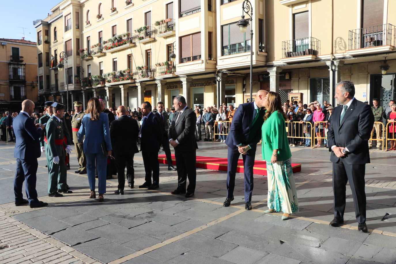 Fotos: Solemne izado de la bandera en León