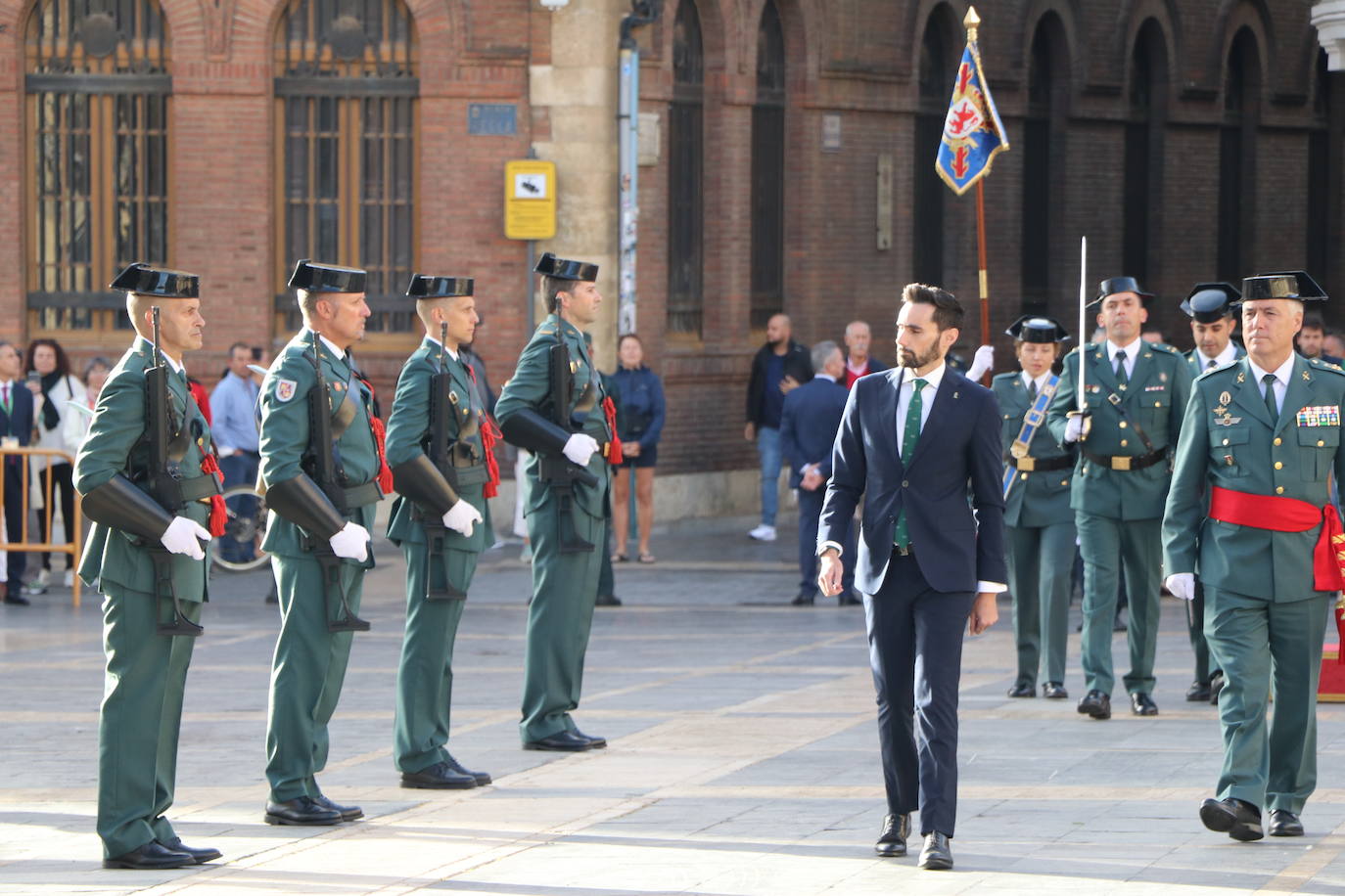 Fotos: Solemne izado de la bandera en León