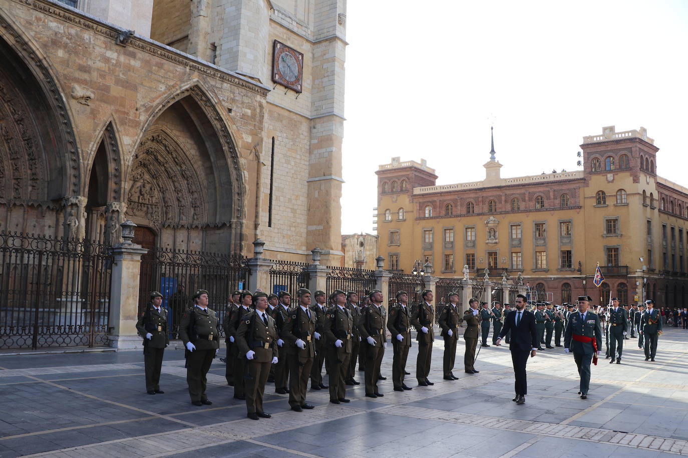 Fotos: Solemne izado de la bandera en León