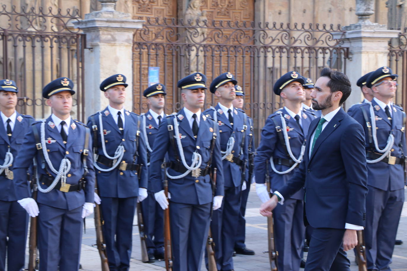 Fotos: Solemne izado de la bandera en León