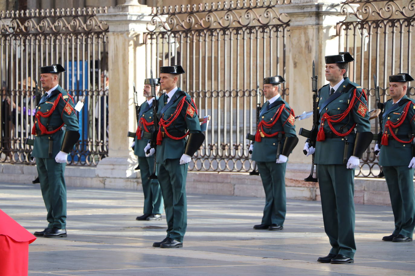 Fotos: Solemne izado de la bandera en León