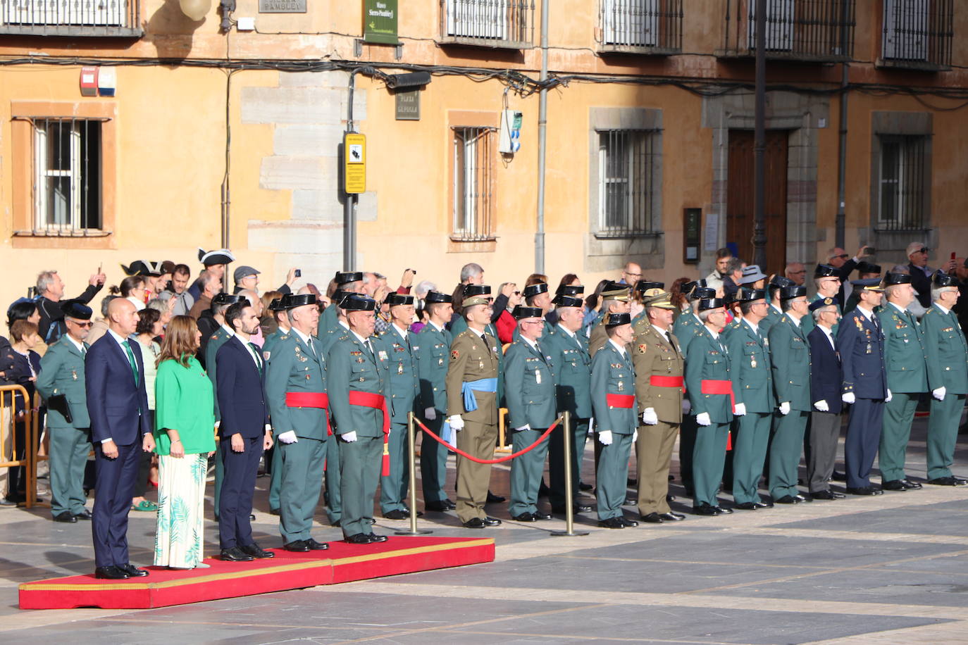 Fotos: Solemne izado de la bandera en León