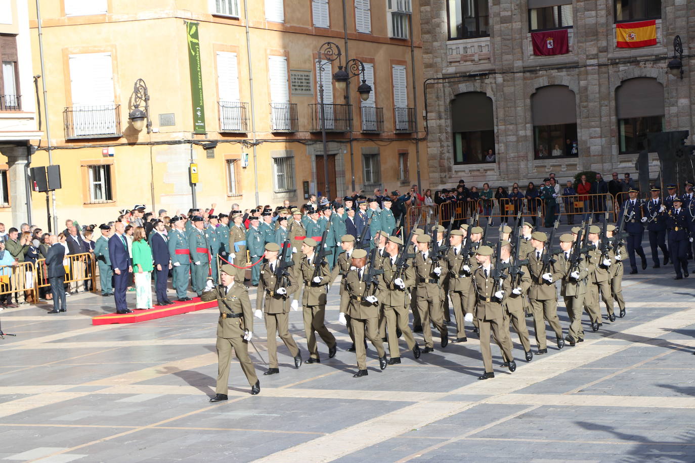 Fotos: Solemne izado de la bandera en León