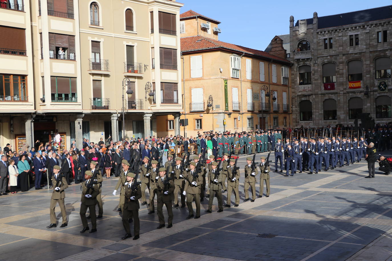 Fotos: Solemne izado de la bandera en León