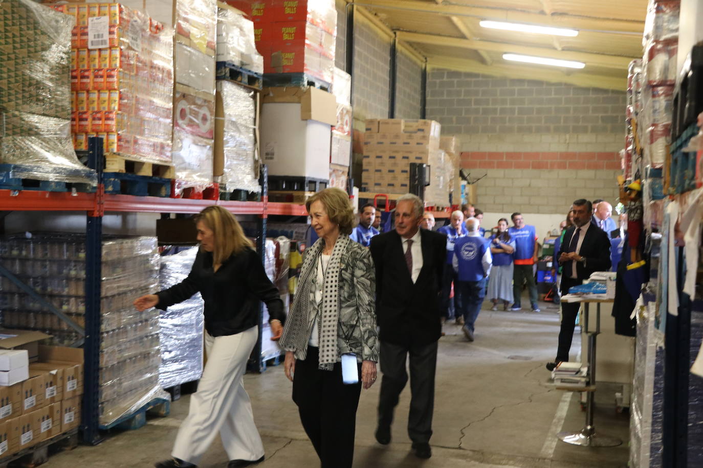 La reina emérita Sofía visita las instalaciones del Banco de Alimentos de León, en el recinto de Mercaleón, al que su fundación aporta importantres cantidades de recursos. La visita se enmarca dentro de una ronda a nivel nacional para conocer las necesidades y recursos de estos centros. 