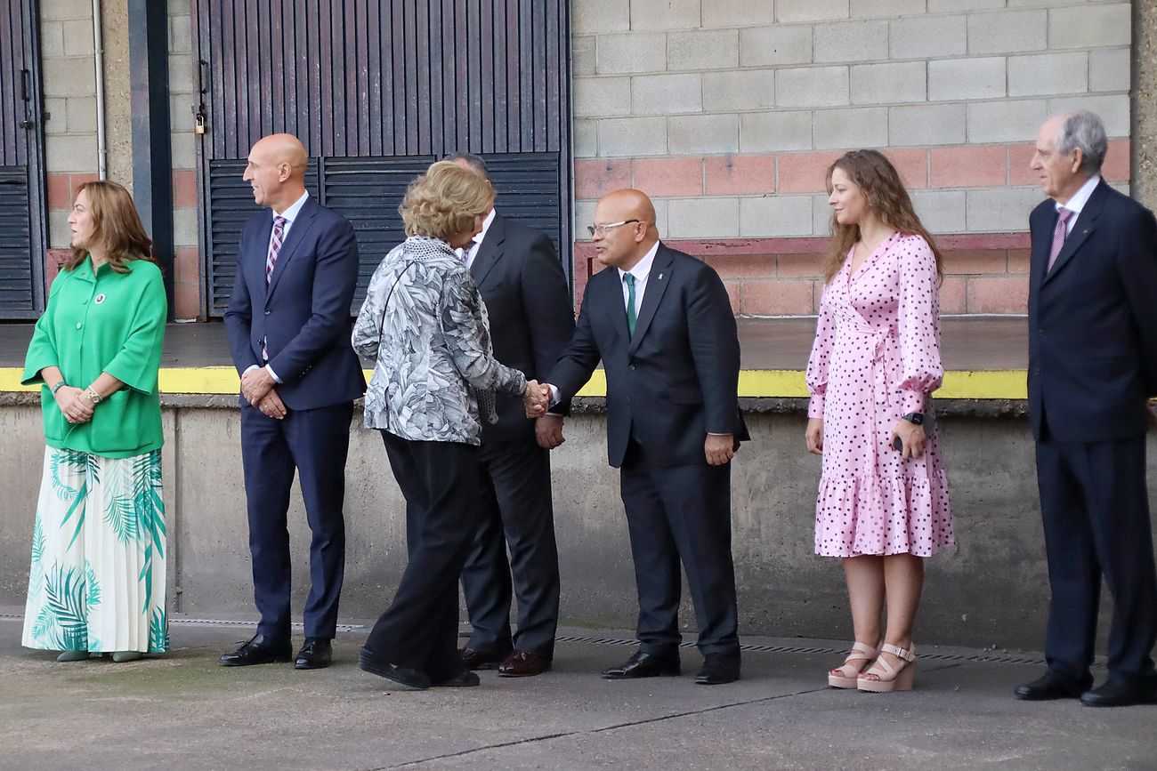 La reina emérita Sofía visita las instalaciones del Banco de Alimentos de León, en el recinto de Mercaleón, al que su fundación aporta importantres cantidades de recursos. La visita se enmarca dentro de una ronda a nivel nacional para conocer las necesidades y recursos de estos centros. 