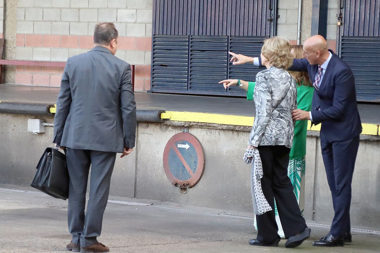 La reina emérita Sofía visita las instalaciones del Banco de Alimentos de León, en el recinto de Mercaleón, al que su fundación aporta importantres cantidades de recursos. La visita se enmarca dentro de una ronda a nivel nacional para conocer las necesidades y recursos de estos centros. 