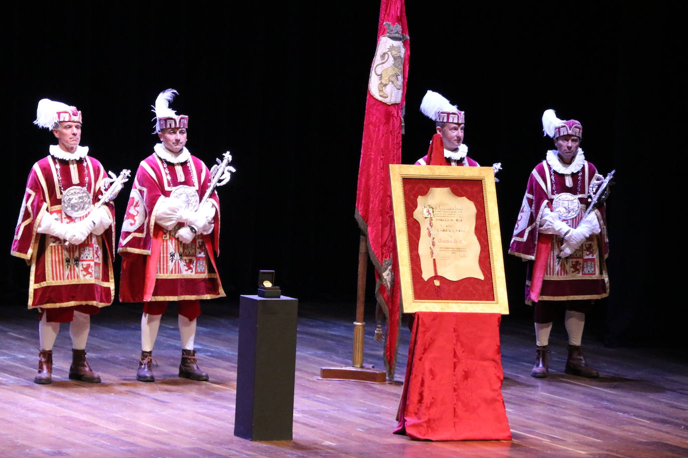 Fotos: Entrega de la Medalla de Oro de León a la Guardia Civil
