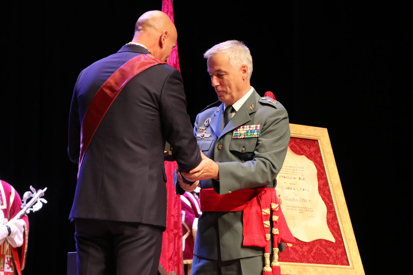 Fotos: Entrega de la Medalla de Oro de León a la Guardia Civil