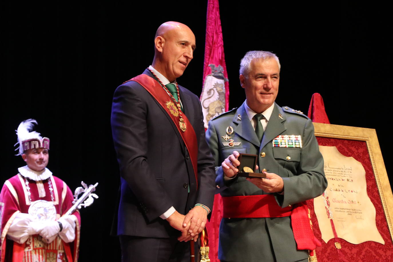 Fotos: Entrega de la Medalla de Oro de León a la Guardia Civil