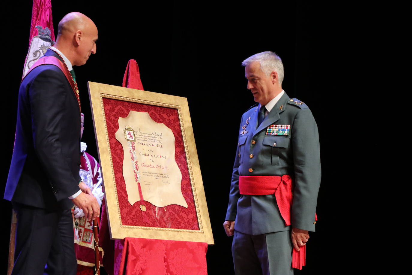 Fotos: Entrega de la Medalla de Oro de León a la Guardia Civil