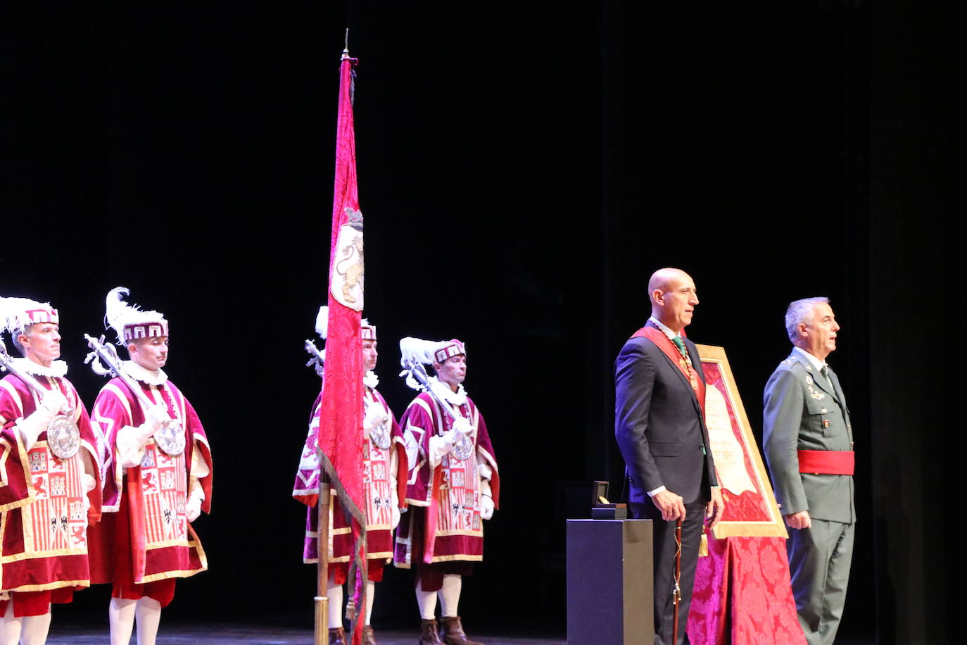 Fotos: Entrega de la Medalla de Oro de León a la Guardia Civil