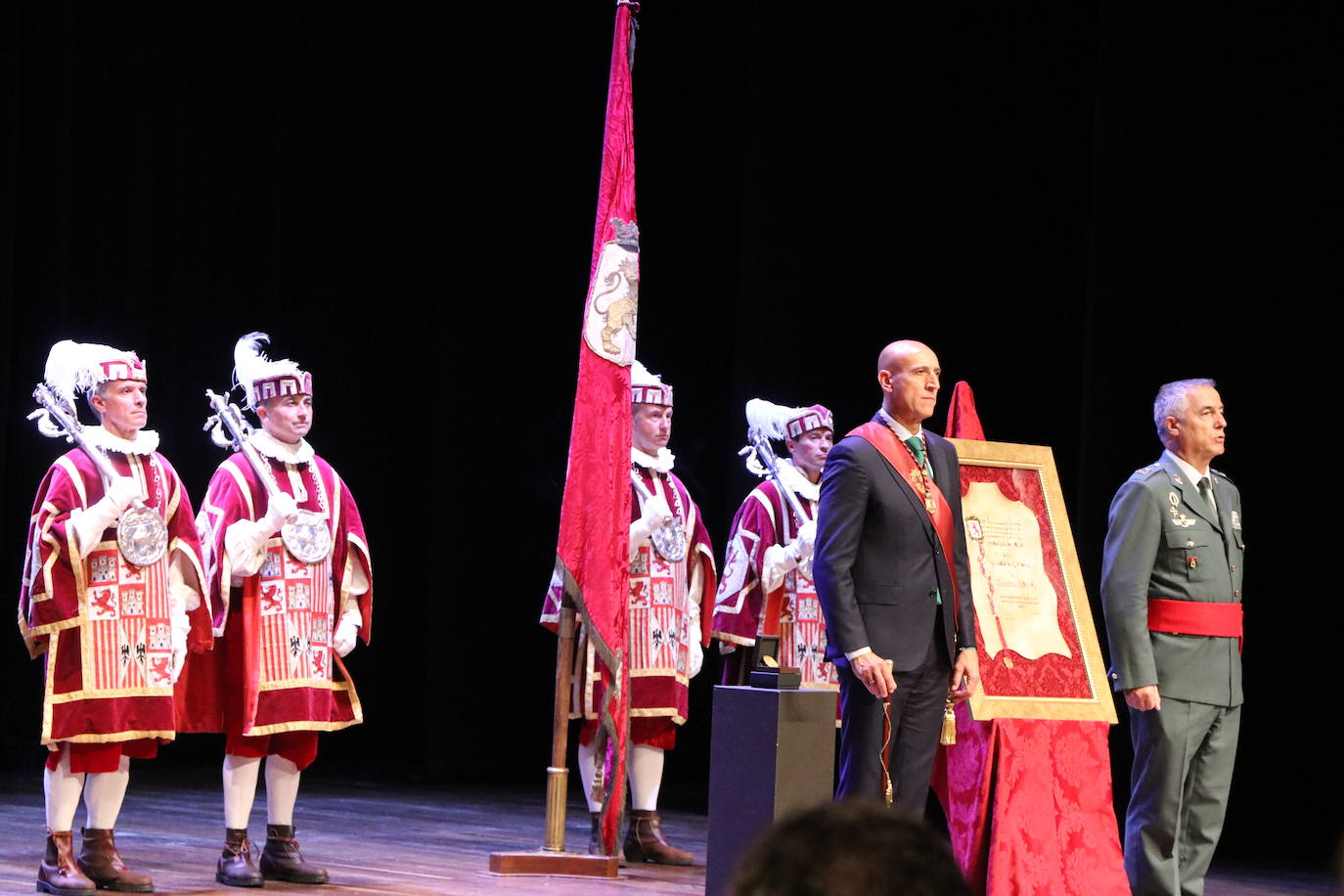 Fotos: Entrega de la Medalla de Oro de León a la Guardia Civil
