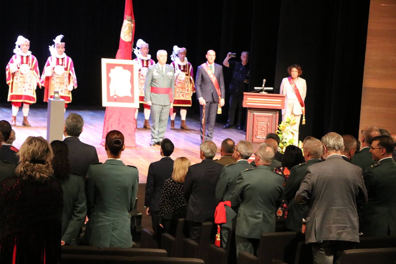Fotos: Entrega de la Medalla de Oro de León a la Guardia Civil