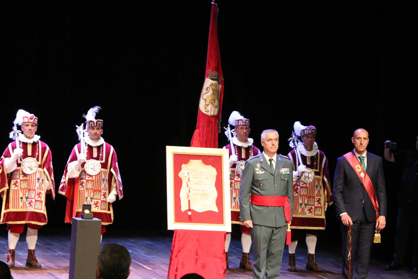 Fotos: Entrega de la Medalla de Oro de León a la Guardia Civil