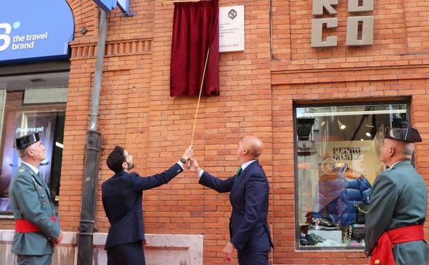 Momento en el que se descubre la placa conmemorativa de la ubicación del antigua cuartel de la Guardia Civil.