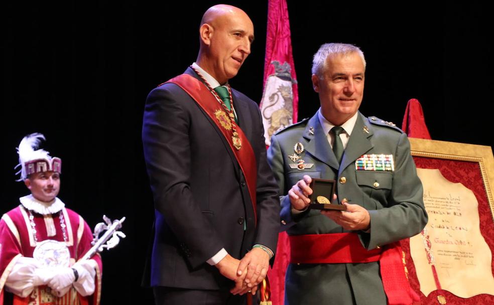 El alcalde entrega al teniente general la Medalla de Oro de la Ciudad de León.